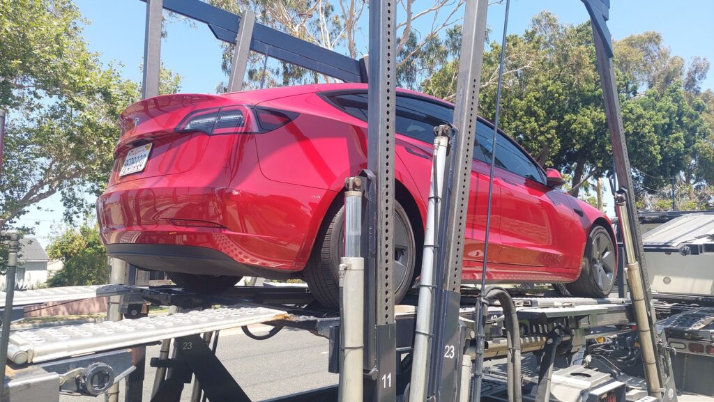 美国汽车托运价格多少钱呢?168 car shipping公司提供详细计算方法,美国运车价格计算方式跟距离、车款、油价、景气、季节、地点、时间等有关,其中影响汽车长途托运价格最重要的因素是距离,根据过去十年汽车托运价格统计数字,通常1英里托运费用介于0.5-1.5美金之间,运输距离越远价钱越便宜,例如从美国西岸洛杉矶运车到美国东岸纽约距离约2700英里,托运费用大约是美金$1300-2000左右,从西雅图运车到圣地牙哥距离1100英里,托运价格约美金800-1200,季节也影响运费,例如冬季要从美国东岸波士顿纽约费城华府dc运车到其他地区的价格比平常时间高约10-30%,主要原因就是冬季积雪道路难行,托运卡车的成本例如司机薪资及保险费用都比较高,地点也造成运费差异,特别是比较乡下地区,距离主要道路及大城市都较远地区,汽车拖运费用比较高一些,例如从三藩市(旧金山)运车到德州达拉斯,一般时间运费约600-1000元,但是距离旧金山湾区约100英里远的城市Santa Cruz运费要增加300-500元,原因是Santa Cruz不在主要东西来往主要道路旁,大卡车要过去接送车辆必须另外绕道,整个行程非常不顺,因此托运费用较高,想知道更多美国汽车托运价格计算方式请参阅168 car shipping网站或谘询168 car shipping公司,168 car shipping是一家华人经营运车公司,服务佳价格合理评价优良,许多网友推荐靠谱的美国运车公司。