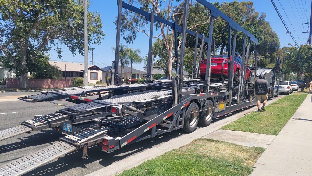 美国汽车托运价格多少钱呢?168 car shipping公司提供详细计算方法,美国运车价格计算方式跟距离、车款、油价、景气、季节、地点、时间等有关,其中影响汽车长途托运价格最重要的因素是距离,根据过去十年汽车托运价格统计数字,通常1英里托运费用介于0.5-1.5美金之间,运输距离越远价钱越便宜,例如从美国西岸洛杉矶运车到美国东岸纽约距离约2700英里,托运费用大约是美金$1300-2000左右,从西雅图运车到圣地牙哥距离1100英里,托运价格约美金800-1200,季节也影响运费,例如冬季要从美国东岸波士顿纽约费城华府dc运车到其他地区的价格比平常时间高约10-30%,主要原因就是冬季积雪道路难行,托运卡车的成本例如司机薪资及保险费用都比较高,地点也造成运费差异,特别是比较乡下地区,距离主要道路及大城市都较远地区,汽车拖运费用比较高一些,例如从三藩市(旧金山)运车到德州达拉斯,一般时间运费约600-1000元,但是距离旧金山湾区约100英里远的城市Santa Cruz运费要增加300-500元,原因是Santa Cruz不在主要东西来往主要道路旁,大卡车要过去接送车辆必须另外绕道,整个行程非常不顺,因此托运费用较高,想知道更多美国汽车托运价格计算方式请参阅168 car shipping网站或谘询168 car shipping公司,168 car shipping是一家华人经营运车公司,服务佳价格合理评价优良,许多网友推荐靠谱的美国运车公司。