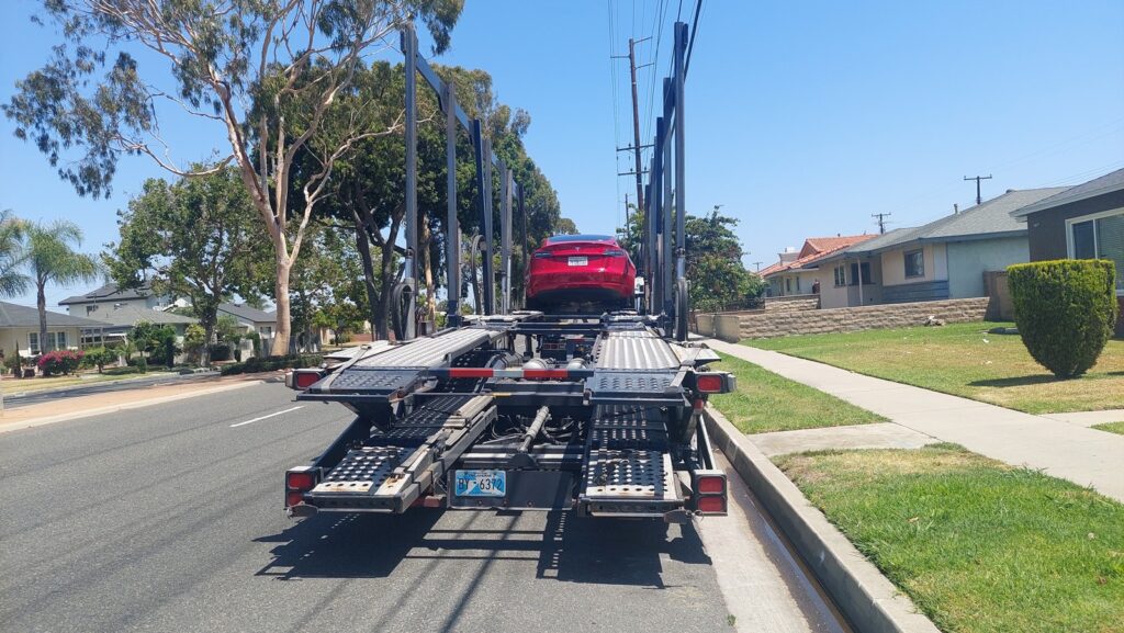 美国汽车托运价格多少钱呢?168 car shipping公司提供详细计算方法,美国运车价格计算方式跟距离、车款、油价、景气、季节、地点、时间等有关,其中影响汽车长途托运价格最重要的因素是距离,根据过去十年汽车托运价格统计数字,通常1英里托运费用介于0.5-1.5美金之间,运输距离越远价钱越便宜,例如从美国西岸洛杉矶运车到美国东岸纽约距离约2700英里,托运费用大约是美金$1300-2000左右,从西雅图运车到圣地牙哥距离1100英里,托运价格约美金800-1200,季节也影响运费,例如冬季要从美国东岸波士顿纽约费城华府dc运车到其他地区的价格比平常时间高约10-30%,主要原因就是冬季积雪道路难行,托运卡车的成本例如司机薪资及保险费用都比较高,地点也造成运费差异,特别是比较乡下地区,距离主要道路及大城市都较远地区,汽车拖运费用比较高一些,例如从三藩市(旧金山)运车到德州达拉斯,一般时间运费约600-1000元,但是距离旧金山湾区约100英里远的城市Santa Cruz运费要增加300-500元,原因是Santa Cruz不在主要东西来往主要道路旁,大卡车要过去接送车辆必须另外绕道,整个行程非常不顺,因此托运费用较高,想知道更多美国汽车托运价格计算方式请参阅168 car shipping网站或谘询168 car shipping公司,168 car shipping是一家华人经营运车公司,服务佳价格合理评价优良,许多网友推荐靠谱的美国运车公司。