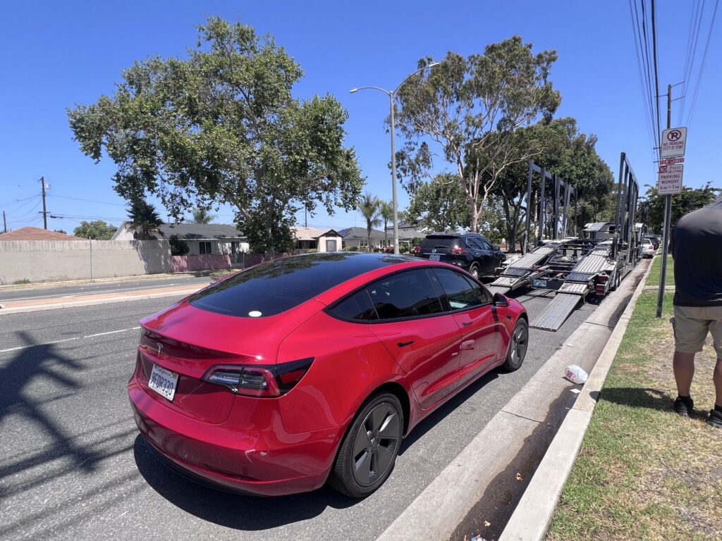 美国汽车托运价格多少钱呢?168 car shipping公司提供详细计算方法,美国运车价格计算方式跟距离、车款、油价、景气、季节、地点、时间等有关,其中影响汽车长途托运价格最重要的因素是距离,根据过去十年汽车托运价格统计数字,通常1英里托运费用介于0.5-1.5美金之间,运输距离越远价钱越便宜,例如从美国西岸洛杉矶运车到美国东岸纽约距离约2700英里,托运费用大约是美金$1300-2000左右,从西雅图运车到圣地牙哥距离1100英里,托运价格约美金800-1200,季节也影响运费,例如冬季要从美国东岸波士顿纽约费城华府dc运车到其他地区的价格比平常时间高约10-30%,主要原因就是冬季积雪道路难行,托运卡车的成本例如司机薪资及保险费用都比较高,地点也造成运费差异,特别是比较乡下地区,距离主要道路及大城市都较远地区,汽车拖运费用比较高一些,例如从三藩市(旧金山)运车到德州达拉斯,一般时间运费约600-1000元,但是距离旧金山湾区约100英里远的城市Santa Cruz运费要增加300-500元,原因是Santa Cruz不在主要东西来往主要道路旁,大卡车要过去接送车辆必须另外绕道,整个行程非常不顺,因此托运费用较高,想知道更多美国汽车托运价格计算方式请参阅168 car shipping网站或谘询168 car shipping公司,168 car shipping是一家华人经营运车公司,服务佳价格合理评价优良,许多网友推荐靠谱的美国运车公司。