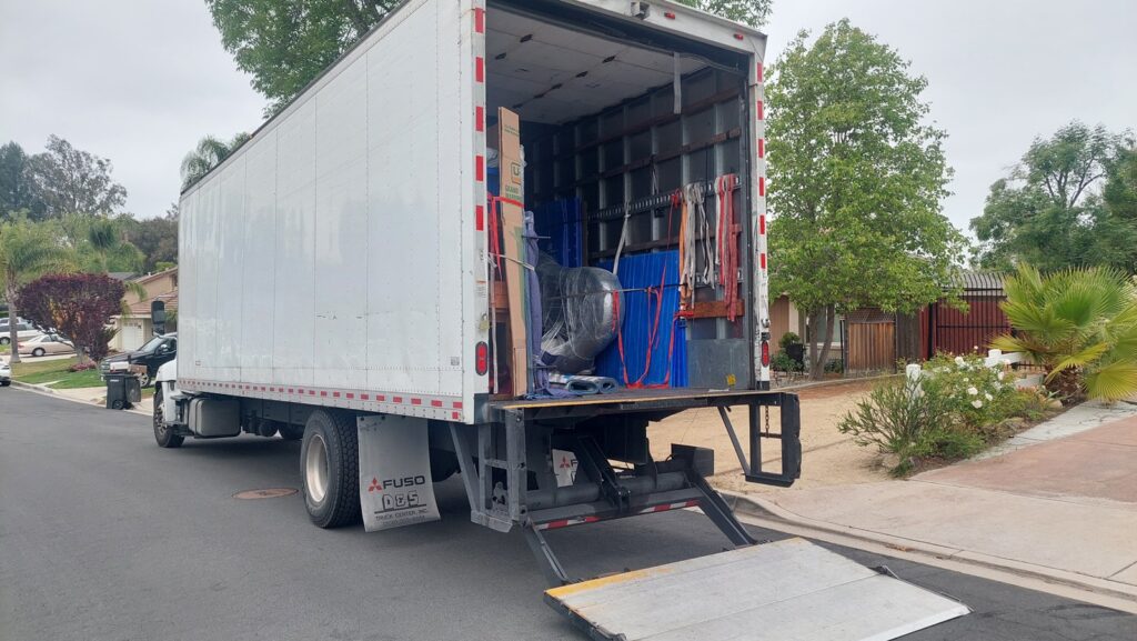 美国东西岸长途搬家费用价格多少钱?168 moving搬家公司提供详细跨州搬运费用计算方法,美国搬家价格计算方式跟距离、东西多少、重量大小、楼层高度,油价、景气、季节、地点、时间等有关,其中影响长途搬家运输价格最重要的因素是距离,根据过去十年长途大件行李托运价格统计数字,整车26呎卡车装满货物为例,通常1英里托运费用介于1.5-2.5美金之间,运输距离越远价钱越便宜,例如从美国西岸洛杉矶搬家到美国东岸纽约距离约2700英里,搬运费用大约是美金$4000-6800左右,从西雅图搬家到圣地牙哥距离1100英里,搬运价格约美金1600-2800,季节也影响搬运费用,例如冬季要从美国东岸波士顿纽约费城华府dc搬运货物到其他地区的价格比平常时间高约10-30%,主要原因就是冬季积雪道路难行,搬家卡车的成本例如司机薪资及保险费用都比较高,地点也造成运费差异,特别是比较乡下地区,距离主要道路及大城市都较远地区,搬运费用比较高一些,想知道更多美国长途搬运价格计算方式请参阅168 moving网站或谘询168 moving公司,168 moving是一家华人经营搬家公司,服务佳价格合理评价优良,许多网友推荐靠谱的美国搬运公司。