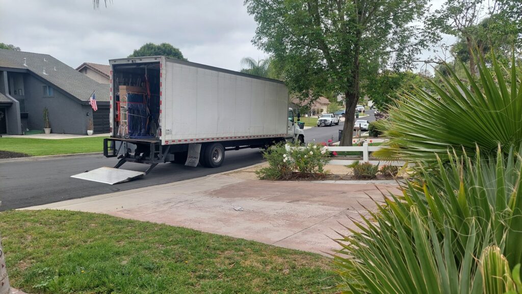 美国东西岸长途搬家费用价格多少钱?168 moving搬家公司提供详细跨州搬运费用计算方法,美国搬家价格计算方式跟距离、东西多少、重量大小、楼层高度,油价、景气、季节、地点、时间等有关,其中影响长途搬家运输价格最重要的因素是距离,根据过去十年长途大件行李托运价格统计数字,整车26呎卡车装满货物为例,通常1英里托运费用介于1.5-2.5美金之间,运输距离越远价钱越便宜,例如从美国西岸洛杉矶搬家到美国东岸纽约距离约2700英里,搬运费用大约是美金$4000-6800左右,从西雅图搬家到圣地牙哥距离1100英里,搬运价格约美金1600-2800,季节也影响搬运费用,例如冬季要从美国东岸波士顿纽约费城华府dc搬运货物到其他地区的价格比平常时间高约10-30%,主要原因就是冬季积雪道路难行,搬家卡车的成本例如司机薪资及保险费用都比较高,地点也造成运费差异,特别是比较乡下地区,距离主要道路及大城市都较远地区,搬运费用比较高一些,想知道更多美国长途搬运价格计算方式请参阅168 moving网站或谘询168 moving公司,168 moving是一家华人经营搬家公司,服务佳价格合理评价优良,许多网友推荐靠谱的美国搬运公司。