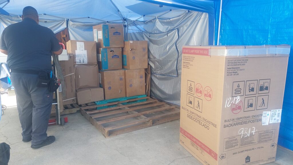 美国东西岸长途搬家费用价格多少钱?168 moving搬家公司提供详细跨州搬运费用计算方法,美国搬家价格计算方式跟距离、东西多少、重量大小、楼层高度,油价、景气、季节、地点、时间等有关,其中影响长途搬家运输价格最重要的因素是距离,根据过去十年长途大件行李托运价格统计数字,整车26呎卡车装满货物为例,通常1英里托运费用介于1.5-2.5美金之间,运输距离越远价钱越便宜,例如从美国西岸洛杉矶搬家到美国东岸纽约距离约2700英里,搬运费用大约是美金$4000-6800左右,从西雅图搬家到圣地牙哥距离1100英里,搬运价格约美金1600-2800,季节也影响搬运费用,例如冬季要从美国东岸波士顿纽约费城华府dc搬运货物到其他地区的价格比平常时间高约10-30%,主要原因就是冬季积雪道路难行,搬家卡车的成本例如司机薪资及保险费用都比较高,地点也造成运费差异,特别是比较乡下地区,距离主要道路及大城市都较远地区,搬运费用比较高一些,想知道更多美国长途搬运价格计算方式请参阅168 moving网站或谘询168 moving公司,168 moving是一家华人经营搬家公司,服务佳价格合理评价优良,许多网友推荐的美国搬运公司。