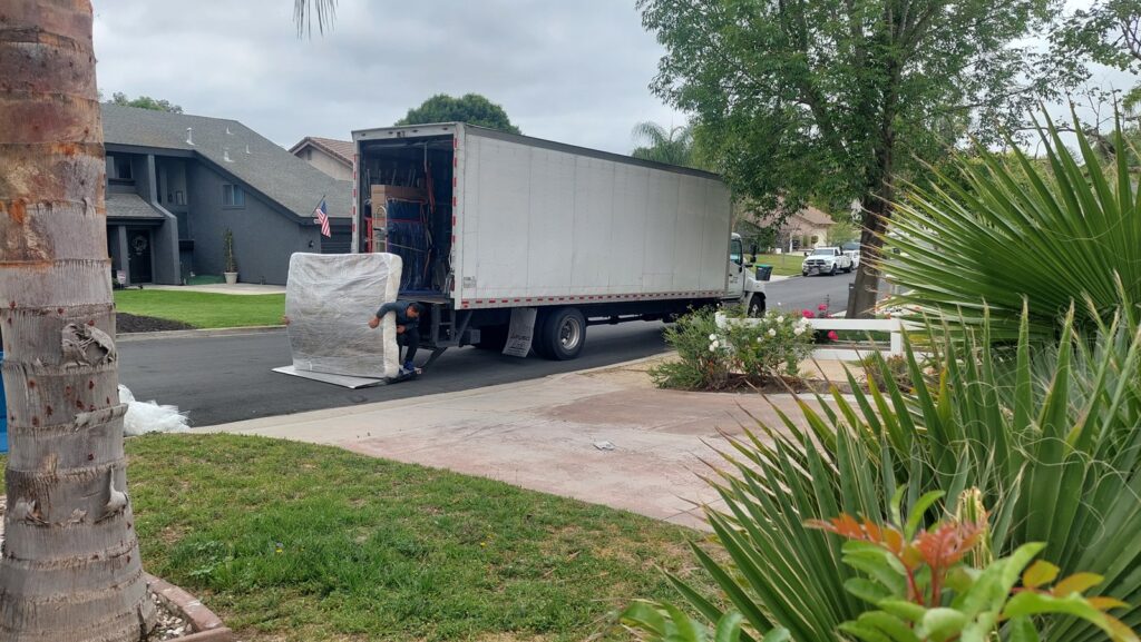 美国东西岸长途搬家费用价格多少钱?168 moving搬家公司提供详细跨州搬运费用计算方法,美国搬家价格计算方式跟距离、东西多少、重量大小、楼层高度,油价、景气、季节、地点、时间等有关,其中影响长途搬家运输价格最重要的因素是距离,根据过去十年长途大件行李托运价格统计数字,整车26呎卡车装满货物为例,通常1英里托运费用介于1.5-2.5美金之间,运输距离越远价钱越便宜,例如从美国西岸洛杉矶搬家到美国东岸纽约距离约2700英里,搬运费用大约是美金$4000-6800左右,从西雅图搬家到圣地牙哥距离1100英里,搬运价格约美金1600-2800,季节也影响搬运费用,例如冬季要从美国东岸波士顿纽约费城华府dc搬运货物到其他地区的价格比平常时间高约10-30%,主要原因就是冬季积雪道路难行,搬家卡车的成本例如司机薪资及保险费用都比较高,地点也造成运费差异,特别是比较乡下地区,距离主要道路及大城市都较远地区,搬运费用比较高一些,想知道更多美国长途搬运价格计算方式请参阅168 moving网站或谘询168 moving公司,168 moving是一家华人经营搬家公司,服务佳价格合理评价优良,许多网友推荐靠谱的美国搬运公司。