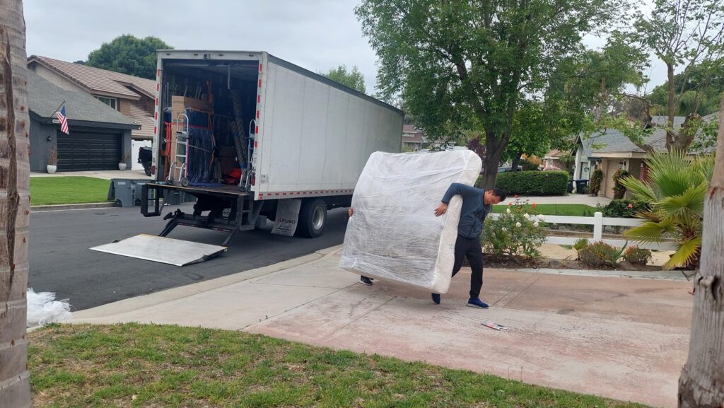 美国东西岸长途搬家费用价格多少钱?168 moving搬家公司提供详细跨州搬运费用计算方法,美国搬家价格计算方式跟距离、东西多少、重量大小、楼层高度,油价、景气、季节、地点、时间等有关,其中影响长途搬家运输价格最重要的因素是距离,根据过去十年长途大件行李托运价格统计数字,整车26呎卡车装满货物为例,通常1英里托运费用介于1.5-2.5美金之间,运输距离越远价钱越便宜,例如从美国西岸洛杉矶搬家到美国东岸纽约距离约2700英里,搬运费用大约是美金$4000-6800左右,从西雅图搬家到圣地牙哥距离1100英里,搬运价格约美金1600-2800,季节也影响搬运费用,例如冬季要从美国东岸波士顿纽约费城华府dc搬运货物到其他地区的价格比平常时间高约10-30%,主要原因就是冬季积雪道路难行,搬家卡车的成本例如司机薪资及保险费用都比较高,地点也造成运费差异,特别是比较乡下地区,距离主要道路及大城市都较远地区,搬运费用比较高一些,想知道更多美国长途搬运价格计算方式请参阅168 moving网站或谘询168 moving公司,168 moving是一家华人经营搬家公司,服务佳价格合理评价优良,许多网友推荐靠谱的美国搬运公司。