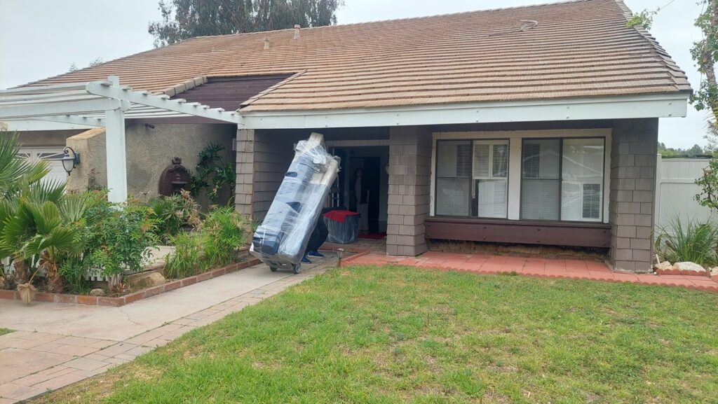 美国东西岸长途搬家费用价格多少钱?168 moving搬家公司提供详细跨州搬运费用计算方法,美国搬家价格计算方式跟距离、东西多少、重量大小、楼层高度,油价、景气、季节、地点、时间等有关,其中影响长途搬家运输价格最重要的因素是距离,根据过去十年长途大件行李托运价格统计数字,整车26呎卡车装满货物为例,通常1英里托运费用介于1.5-2.5美金之间,运输距离越远价钱越便宜,例如从美国西岸洛杉矶搬家到美国东岸纽约距离约2700英里,搬运费用大约是美金$4000-6800左右,从西雅图搬家到圣地牙哥距离1100英里,搬运价格约美金1600-2800,季节也影响搬运费用,例如冬季要从美国东岸波士顿纽约费城华府dc搬运货物到其他地区的价格比平常时间高约10-30%,主要原因就是冬季积雪道路难行,搬家卡车的成本例如司机薪资及保险费用都比较高,地点也造成运费差异,特别是比较乡下地区,距离主要道路及大城市都较远地区,搬运费用比较高一些,想知道更多美国长途搬运价格计算方式请参阅168 moving网站或谘询168 moving公司,168 moving是一家华人经营搬家公司,服务佳价格合理评价优良,许多网友推荐靠谱的美国搬运公司。