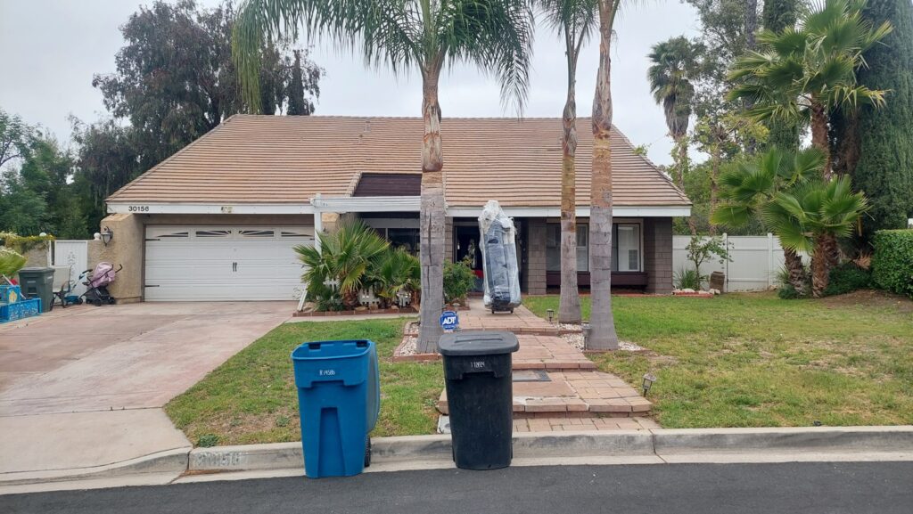 美国东西岸长途搬家费用价格多少钱?168 moving搬家公司提供详细跨州搬运费用计算方法,美国搬家价格计算方式跟距离、东西多少、重量大小、楼层高度,油价、景气、季节、地点、时间等有关,其中影响长途搬家运输价格最重要的因素是距离,根据过去十年长途大件行李托运价格统计数字,整车26呎卡车装满货物为例,通常1英里托运费用介于1.5-2.5美金之间,运输距离越远价钱越便宜,例如从美国西岸洛杉矶搬家到美国东岸纽约距离约2700英里,搬运费用大约是美金$4000-6800左右,从西雅图搬家到圣地牙哥距离1100英里,搬运价格约美金1600-2800,季节也影响搬运费用,例如冬季要从美国东岸波士顿纽约费城华府dc搬运货物到其他地区的价格比平常时间高约10-30%,主要原因就是冬季积雪道路难行,搬家卡车的成本例如司机薪资及保险费用都比较高,地点也造成运费差异,特别是比较乡下地区,距离主要道路及大城市都较远地区,搬运费用比较高一些,想知道更多美国长途搬运价格计算方式请参阅168 moving网站或谘询168 moving公司,168 moving是一家华人经营搬家公司,服务佳价格合理评价优良,许多网友推荐靠谱的美国搬运公司。